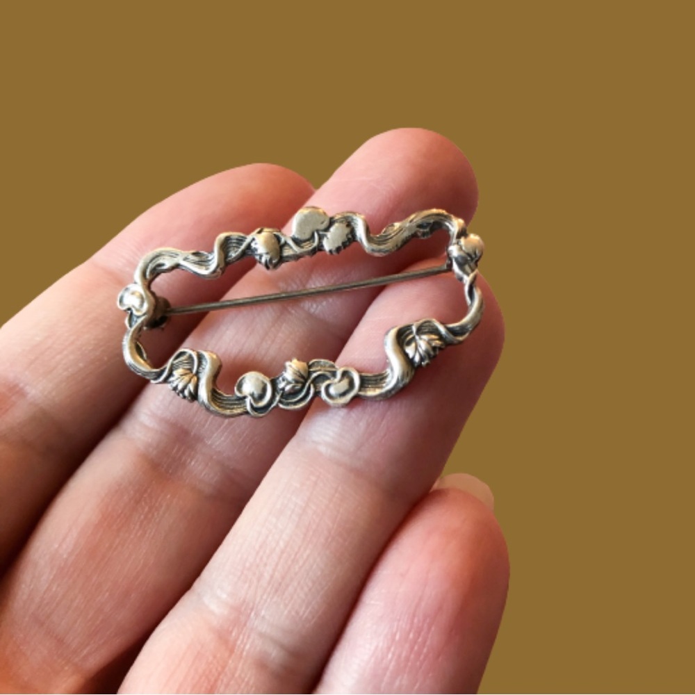 Vintage lightweight silver metal Art Nouveau style brooch waterlilies
